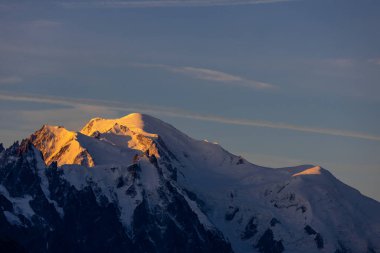 Alp dağları çok güzel bir manzara. Montblanc dağlarının manzaralı turu yaz aylarındaki güzel ışık altında dağ zirveleri ve göller, Fransız Alpleri