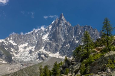 Alp dağları çok güzel bir manzara. Montblanc dağlarının manzaralı turu yaz aylarındaki güzel ışık altında dağ zirveleri ve göller, Fransız Alpleri