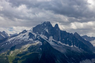 Alp dağları çok güzel bir manzara. Montblanc dağlarının manzaralı turu yaz aylarındaki güzel ışık altında dağ zirveleri ve göller, Fransız Alpleri