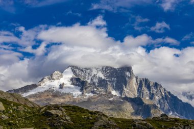 Alp dağları çok güzel bir manzara. Montblanc dağlarının manzaralı turu yaz aylarındaki güzel ışık altında dağ zirveleri ve göller, Fransız Alpleri