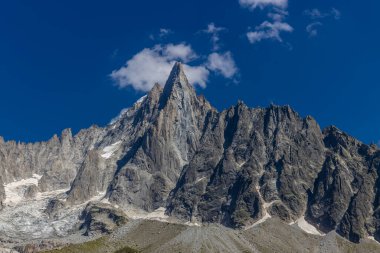 Alp dağları çok güzel bir manzara. Montblanc dağlarının manzaralı turu yaz aylarındaki güzel ışık altında dağ zirveleri ve göller, Fransız Alpleri