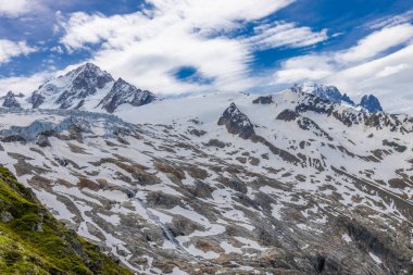 Alp dağları çok güzel bir manzara. Montblanc dağlarının manzaralı turu yaz aylarındaki güzel ışık altında dağ zirveleri ve göller, Fransız Alpleri