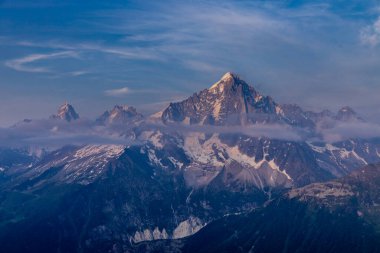 Alp dağları çok güzel bir manzara. Montblanc dağlarının manzaralı turu yaz aylarındaki güzel ışık altında dağ zirveleri ve göller, Fransız Alpleri