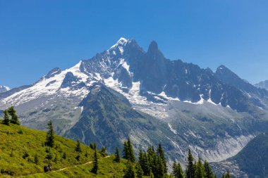 Alp dağları çok güzel bir manzara. Montblanc dağlarının manzaralı turu yaz aylarındaki güzel ışık altında dağ zirveleri ve göller, Fransız Alpleri