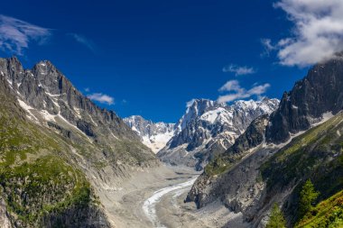 Alp dağları çok güzel bir manzara. Montblanc dağlarının manzaralı turu yaz aylarındaki güzel ışık altında dağ zirveleri ve göller, Fransız Alpleri