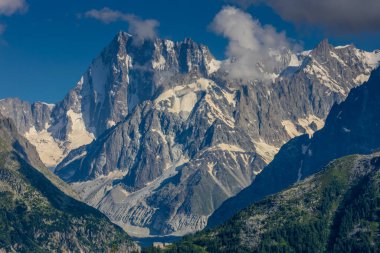 Alp dağları çok güzel bir manzara. Montblanc dağlarının manzaralı turu yaz aylarındaki güzel ışık altında dağ zirveleri ve göller, Fransız Alpleri