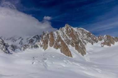 Alp dağları çok güzel bir manzara. Montblanc dağlarının manzaralı turu yaz aylarındaki güzel ışık altında dağ zirveleri ve göller, Fransız Alpleri