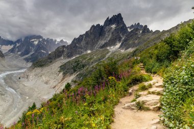 Alp dağları çok güzel bir manzara. Montblanc dağlarının manzaralı turu yaz aylarındaki güzel ışık altında dağ zirveleri ve göller, Fransız Alpleri