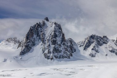 Alp dağları çok güzel bir manzara. Montblanc dağlarının manzaralı turu yaz aylarındaki güzel ışık altında dağ zirveleri ve göller, Fransız Alpleri