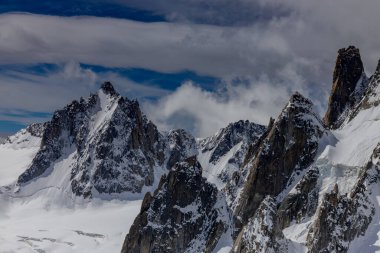 Alp dağları çok güzel bir manzara. Montblanc dağlarının manzaralı turu yaz aylarındaki güzel ışık altında dağ zirveleri ve göller, Fransız Alpleri