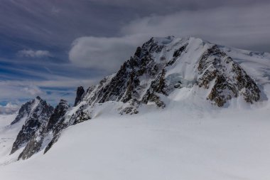 Alp dağları çok güzel bir manzara. Montblanc dağlarının manzaralı turu yaz aylarındaki güzel ışık altında dağ zirveleri ve göller, Fransız Alpleri