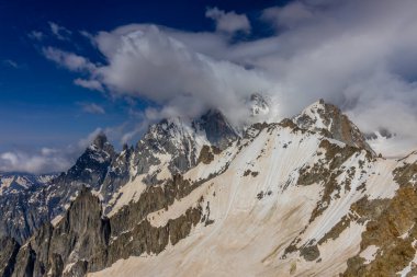 Alp dağları çok güzel bir manzara. Montblanc dağlarının manzaralı turu yaz aylarındaki güzel ışık altında dağ zirveleri ve göller, Fransız Alpleri