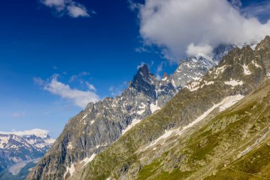 Alp dağları çok güzel bir manzara. Montblanc dağlarının manzaralı turu yaz aylarındaki güzel ışık altında dağ zirveleri ve göller, Fransız Alpleri