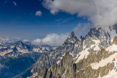 Alp dağları çok güzel bir manzara. Montblanc dağlarının manzaralı turu yaz aylarındaki güzel ışık altında dağ zirveleri ve göller, Fransız Alpleri