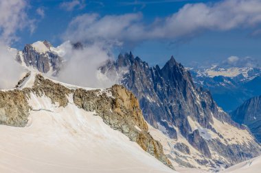 Alp dağları çok güzel bir manzara. Montblanc dağlarının manzaralı turu yaz aylarındaki güzel ışık altında dağ zirveleri ve göller, Fransız Alpleri