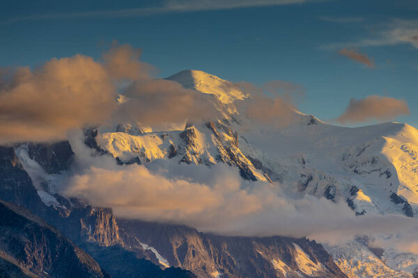 Горы Альп красивый пейзаж. Tour du Montblanc - живописный вид на горные вершины и лаки в красивом свете летом во французских Альпах