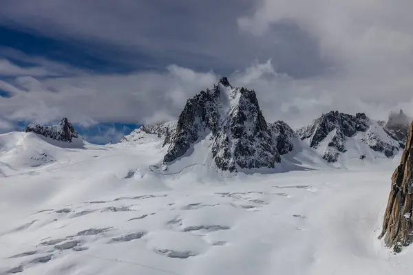 Alp dağları çok güzel bir manzara. Montblanc dağlarının manzaralı turu yaz aylarındaki güzel ışık altında dağ zirveleri ve göller, Fransız Alpleri