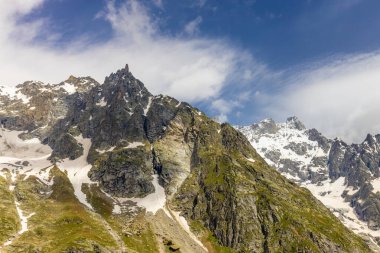 Alp dağları çok güzel bir manzara. Montblanc dağlarının manzaralı turu yaz aylarındaki güzel ışık altında dağ zirveleri ve göller, Fransız Alpleri