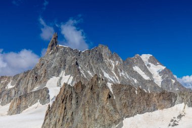 Alp dağları çok güzel bir manzara. Montblanc dağlarının manzaralı turu yaz aylarındaki güzel ışık altında dağ zirveleri ve göller, Fransız Alpleri