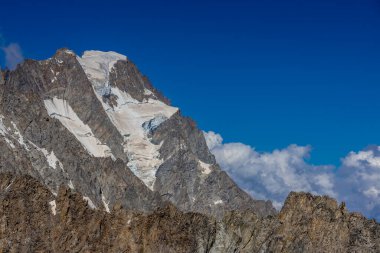 Alp dağları çok güzel bir manzara. Montblanc dağlarının manzaralı turu yaz aylarındaki güzel ışık altında dağ zirveleri ve göller, Fransız Alpleri
