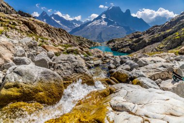 Alp dağları çok güzel bir manzara. Montblanc dağlarının manzaralı turu yaz aylarındaki güzel ışık altında dağ zirveleri ve göller, Fransız Alpleri
