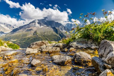 Alp dağları çok güzel bir manzara. Montblanc dağlarının manzaralı turu yaz aylarındaki güzel ışık altında dağ zirveleri ve göller, Fransız Alpleri