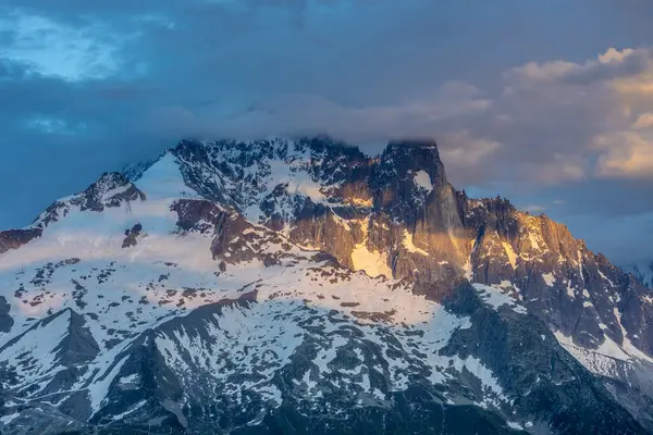 Alp dağları çok güzel bir manzara. Montblanc dağlarının manzaralı turu yaz aylarındaki güzel ışık altında dağ zirveleri ve göller, Fransız Alpleri
