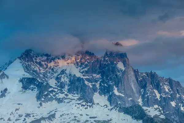 Alp dağları çok güzel bir manzara. Montblanc dağlarının manzaralı turu yaz aylarındaki güzel ışık altında dağ zirveleri ve göller, Fransız Alpleri