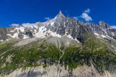 Alp dağları çok güzel bir manzara. Montblanc dağlarının manzaralı turu yaz aylarındaki güzel ışık altında dağ zirveleri ve göller, Fransız Alpleri