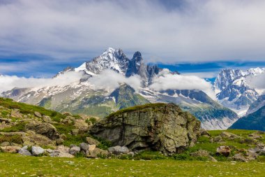 Alp dağları çok güzel bir manzara. Montblanc dağlarının manzaralı turu yaz aylarındaki güzel ışık altında dağ zirveleri ve göller, Fransız Alpleri