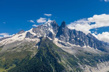 Alp dağları çok güzel bir manzara. Montblanc dağlarının manzaralı turu yaz aylarındaki güzel ışık altında dağ zirveleri ve göller, Fransız Alpleri