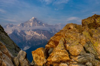 Alp dağları çok güzel bir manzara. Montblanc dağlarının manzaralı turu yaz aylarındaki güzel ışık altında dağ zirveleri ve göller, Fransız Alpleri