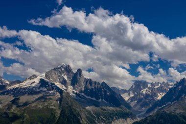 Alp dağları çok güzel bir manzara. Montblanc dağlarının manzaralı turu yaz aylarındaki güzel ışık altında dağ zirveleri ve göller, Fransız Alpleri