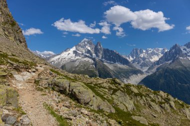 Alp dağları çok güzel bir manzara. Montblanc dağlarının manzaralı turu yaz aylarındaki güzel ışık altında dağ zirveleri ve göller, Fransız Alpleri