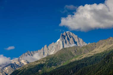 Alp dağları çok güzel bir manzara. Montblanc dağlarının manzaralı turu yaz aylarındaki güzel ışık altında dağ zirveleri ve göller, Fransız Alpleri