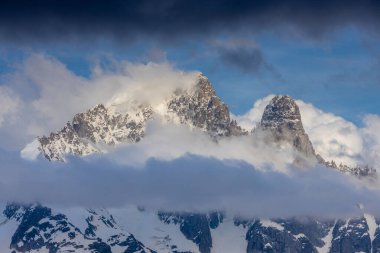 Alp dağları çok güzel bir manzara. Montblanc dağlarının manzaralı turu yaz aylarındaki güzel ışık altında dağ zirveleri ve göller, Fransız Alpleri