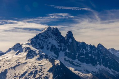 Alp dağları çok güzel bir manzara. Montblanc dağlarının manzaralı turu yaz aylarındaki güzel ışık altında dağ zirveleri ve göller, Fransız Alpleri