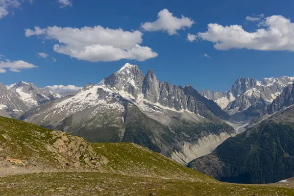 Alp dağları çok güzel bir manzara. Montblanc dağlarının manzaralı turu yaz aylarındaki güzel ışık altında dağ zirveleri ve göller, Fransız Alpleri