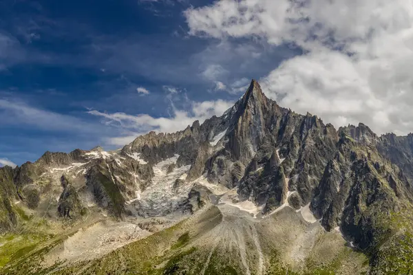 Alp dağları çok güzel bir manzara. Montblanc dağlarının manzaralı turu yaz aylarındaki güzel ışık altında dağ zirveleri ve göller, Fransız Alpleri