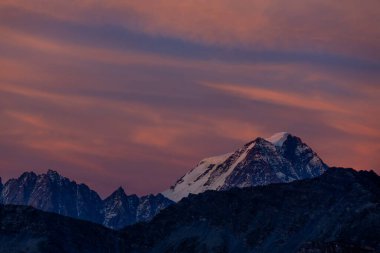 Alp dağları çok güzel bir manzara. Montblanc dağlarının manzaralı turu yaz aylarındaki güzel ışık altında dağ zirveleri ve göller, Fransız Alpleri
