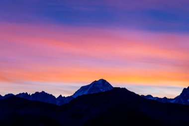 Alp dağları çok güzel bir manzara. Montblanc dağlarının manzaralı turu yaz aylarındaki güzel ışık altında dağ zirveleri ve göller, Fransız Alpleri