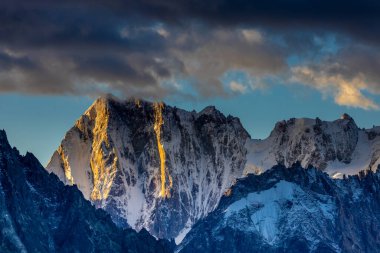 Alp dağları çok güzel bir manzara. Montblanc dağlarının manzaralı turu yaz aylarındaki güzel ışık altında dağ zirveleri ve göller, Fransız Alpleri