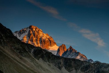 Alp dağları çok güzel bir manzara. Montblanc dağlarının manzaralı turu yaz aylarındaki güzel ışık altında dağ zirveleri ve göller, Fransız Alpleri