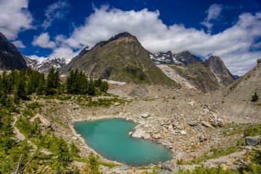 Alp dağları çok güzel bir manzara. Montblanc dağlarının manzaralı turu yaz aylarındaki güzel ışık altında dağ zirveleri ve göller, Fransız Alpleri