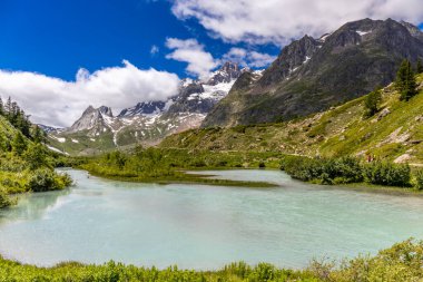 Alp dağları çok güzel bir manzara. Montblanc dağlarının manzaralı turu yaz aylarındaki güzel ışık altında dağ zirveleri ve göller, Fransız Alpleri