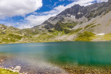 Alp dağları çok güzel bir manzara. Montblanc dağlarının manzaralı turu yaz aylarındaki güzel ışık altında dağ zirveleri ve göller, Fransız Alpleri