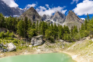 Alp dağları çok güzel bir manzara. Montblanc dağlarının manzaralı turu yaz aylarındaki güzel ışık altında dağ zirveleri ve göller, Fransız Alpleri