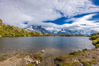 Alp dağları çok güzel bir manzara. Montblanc dağlarının manzaralı turu yaz aylarındaki güzel ışık altında dağ zirveleri ve göller, Fransız Alpleri