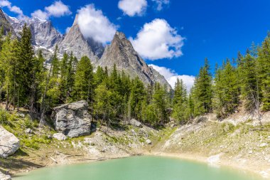 Alp dağları çok güzel bir manzara. Montblanc dağlarının manzaralı turu yaz aylarındaki güzel ışık altında dağ zirveleri ve göller, Fransız Alpleri