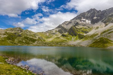 Alp dağları çok güzel bir manzara. Montblanc dağlarının manzaralı turu yaz aylarındaki güzel ışık altında dağ zirveleri ve göller, Fransız Alpleri